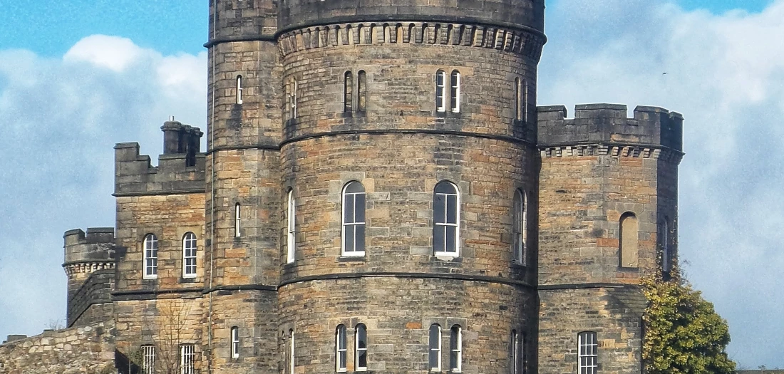 Chateau sur une colline avec un ciel bleu