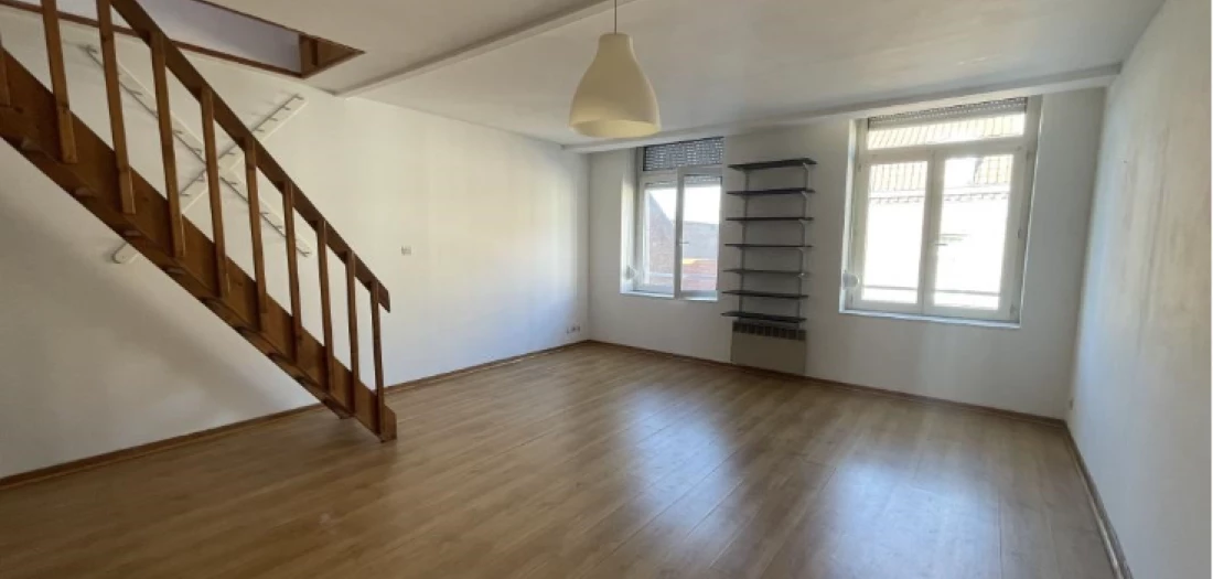 Interieur de l'appartement avec vue escalier en bois et fenetre