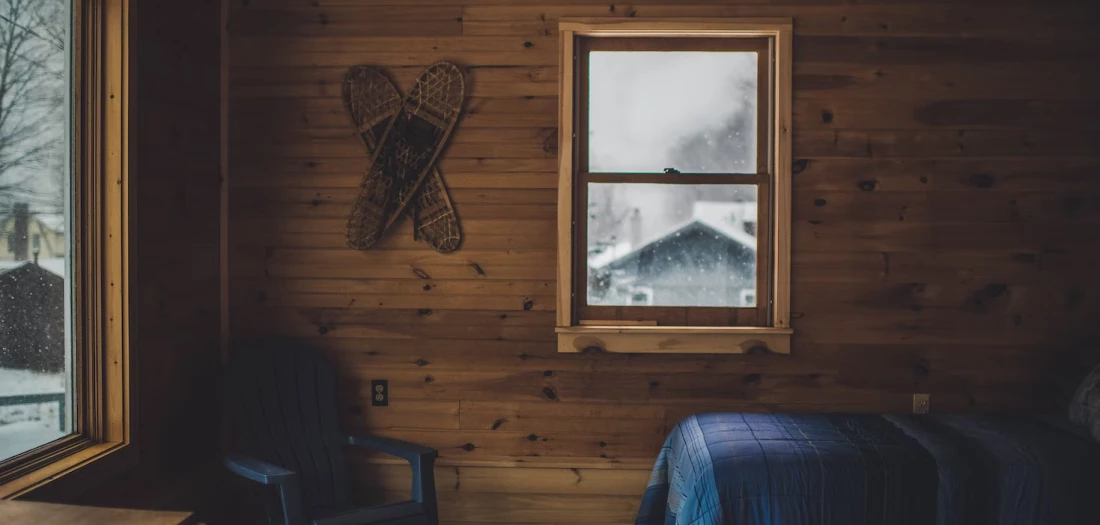 Photo d'une fenêtre avec le mur en bois