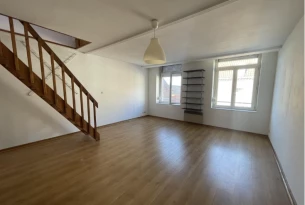 Interieur de l'appartement avec vue escalier en bois et fenetre